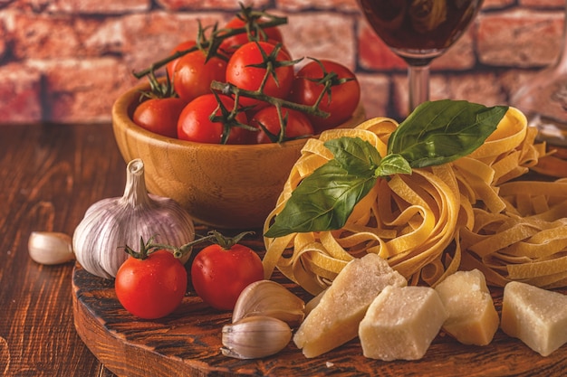 Photo fresh ingredients for cooking pasta