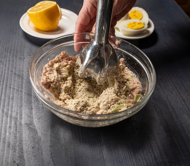 Ingredienti freschi per il guacamole fatto in casa su un tavolo di legno