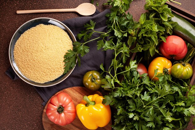 タブーレサラダの新鮮な材料：クスクス、トマト、レモン、パセリ、ミント、オリーブオイル、ピーマン。健康、菜食主義のハラール食品のコンセプト