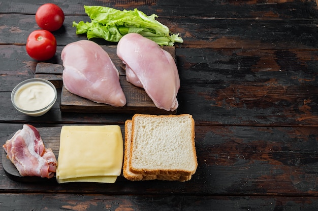 텍스트 복사 공간이 어두운 나무 배경에 맛있는 샌드위치를위한 신선한 재료