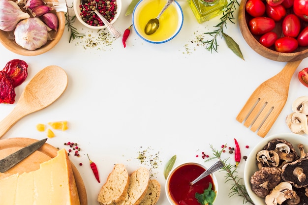 Foto ingredienti freschi su sfondo bianco con spazio per il testo al centro