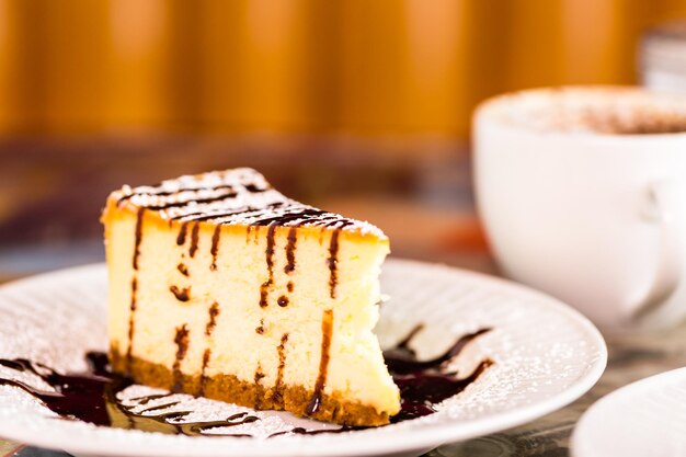 Cheesecake italiana fresca di bailey con caffè sul tavolo.