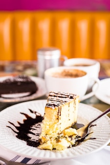 Cheesecake italiana fresca di bailey con caffè sul tavolo.