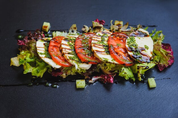 Photo fresh italian caprese salad with mozzarella and tomatoes