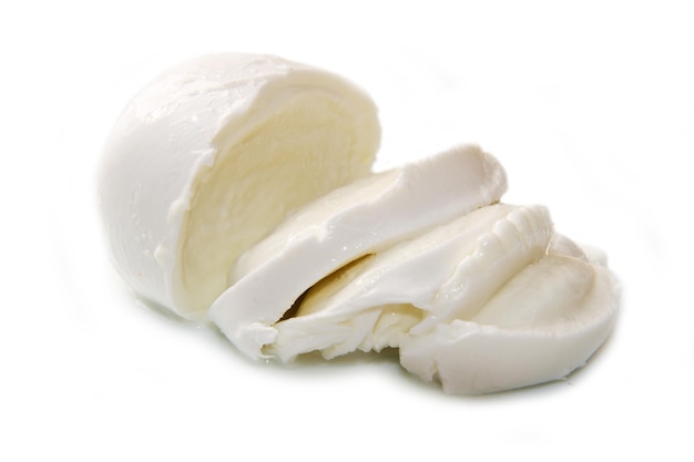 Foto mozzarella fresca italiana su sfondo bianco