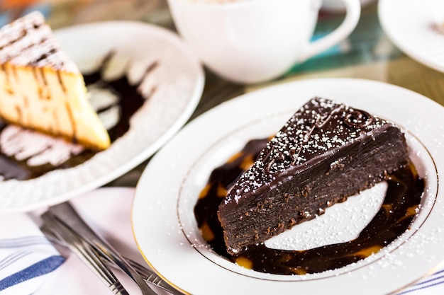 Torta al cioccolato all'antica italiana fresca con caffè sul tavolo.