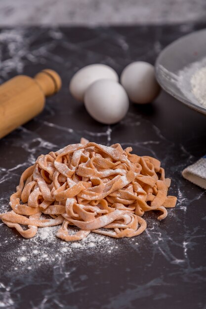 新鮮なイタリアンパスタの卵麺