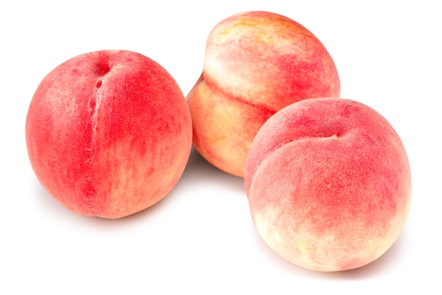 Photo fresh japanese peaches on white background clipping path