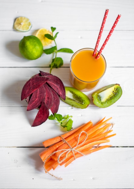 Photo the fresh juice with fruits