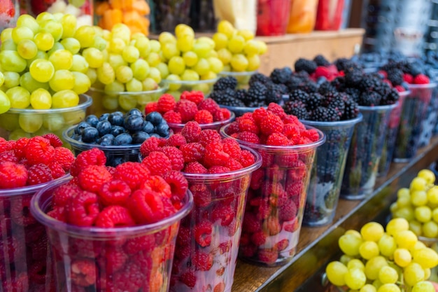 Bacche fresche e succose sul mercato contadino diversi set di frutta colorati al caffè di strada