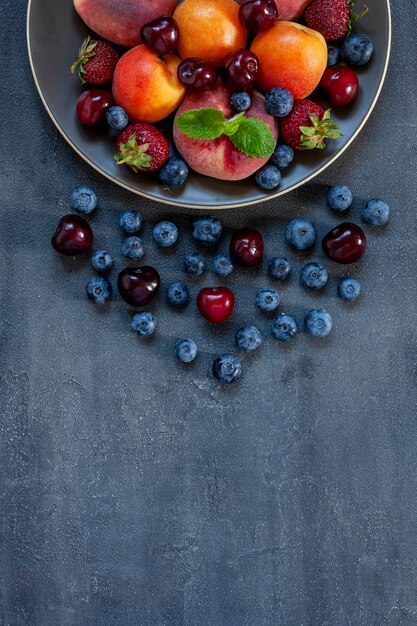 Свежие сочные ягоды и фрукты на тарелке