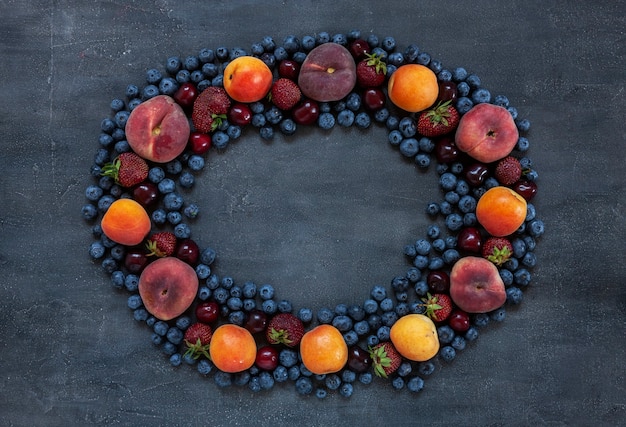 Photo fresh juicy berries and fruits, wreath pattern