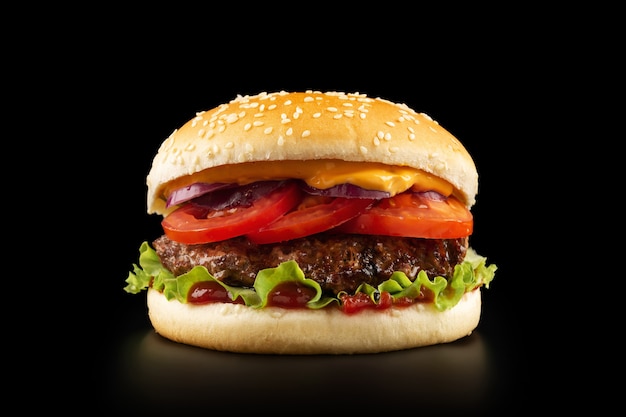 Foto hamburger succoso fresco su sfondo nero