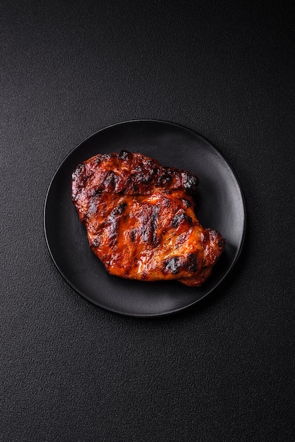 Photo fresh juicy delicious beef steak on a dark background