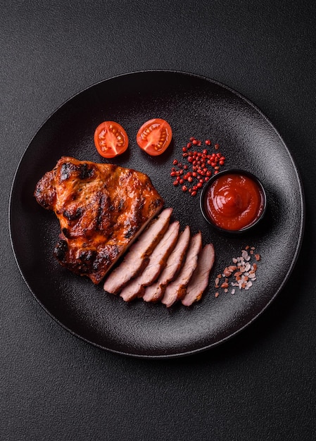 Photo fresh juicy delicious beef steak on a dark background