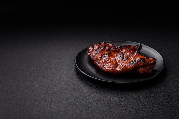 Photo fresh juicy delicious beef steak on a dark background