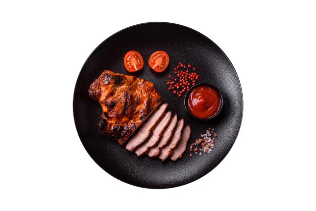 Photo fresh juicy delicious beef steak on a dark background