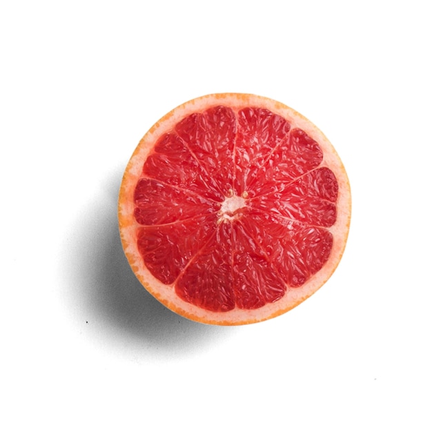 Foto grapefruit fresco e succoso isolato sullo sfondo bianco