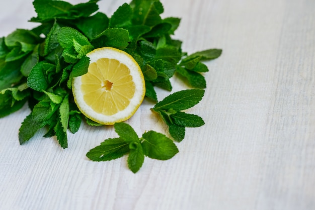 Photo fresh juicy mint leaves and lemon