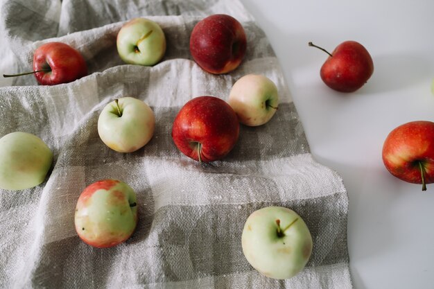탁자 위에 있는 신선하고 육즙이 많은 빨간 사과