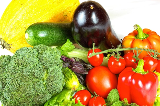 Photo fresh and juicy vegetables isolated