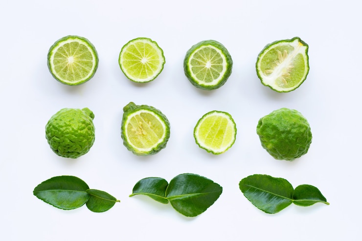 Photo 신선한 카피 르 라임 또는 bergamot 과일 잎이 흰색 절연