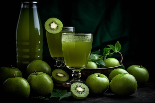 Свежий сок киви в стакане с свежими зелеными яблоками на черном фоне