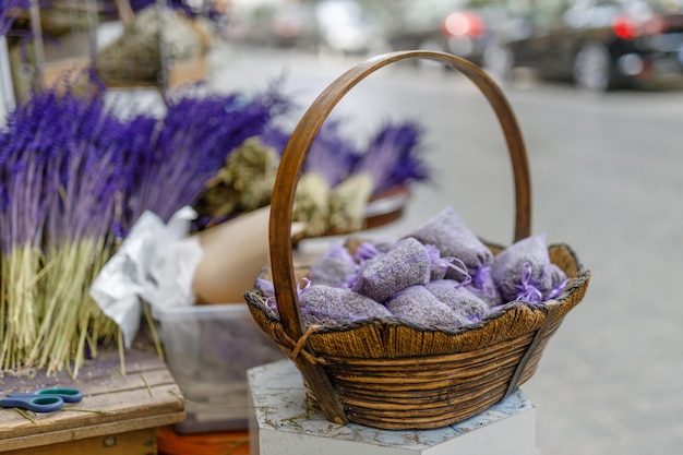 신선 한 라벤더 는 판매 하기 위해 바구니 에 놓여 있다