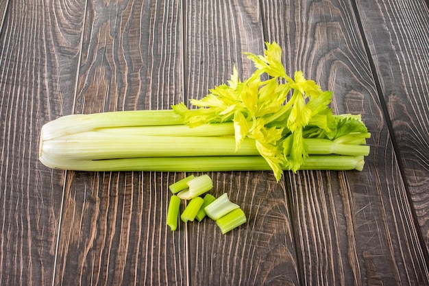 Sedano fresco foglia isolato su sfondo di legno concetto di cibo sano