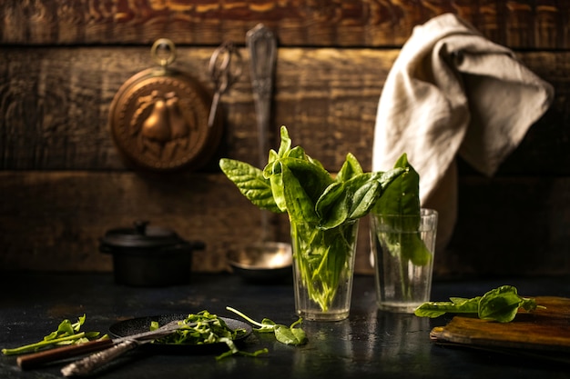 Foglie fresche di acetosa in una tazza di vetro