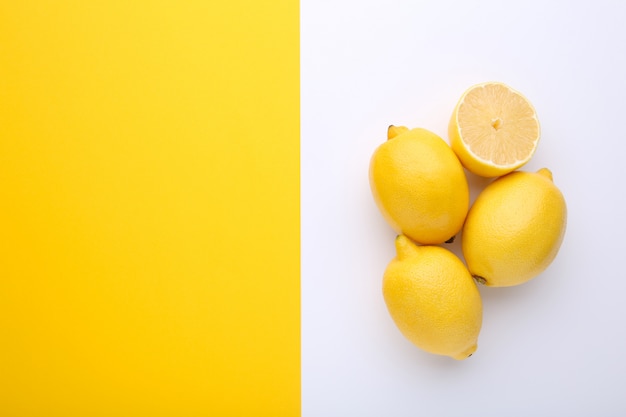 Свежий лимон на colorfull, тропические фрукты.