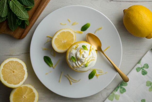 Foto dessert al limone fresco con mousse di yogurt