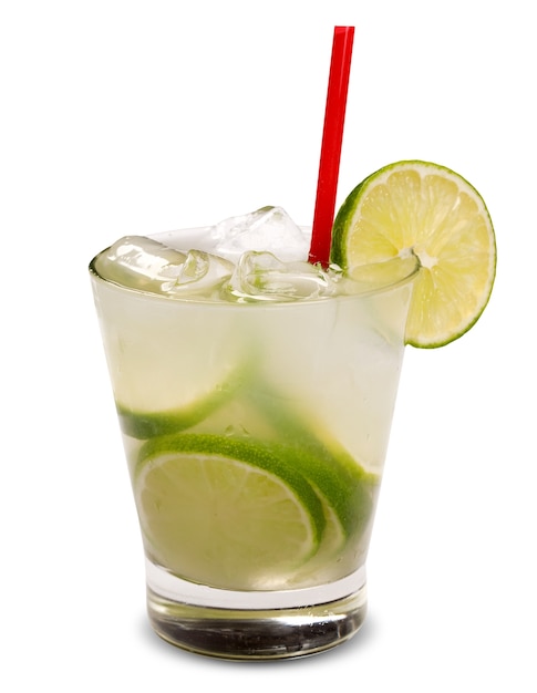 Foto bevanda al limone fresca con ghiaccio isolato su superficie bianca. caipirinha.