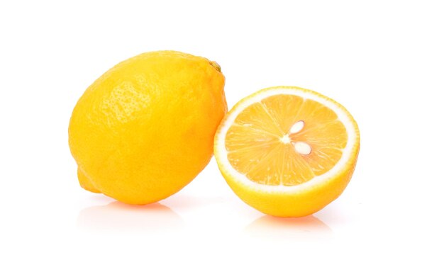 白い背景で隔離の新鮮なレモンの果実