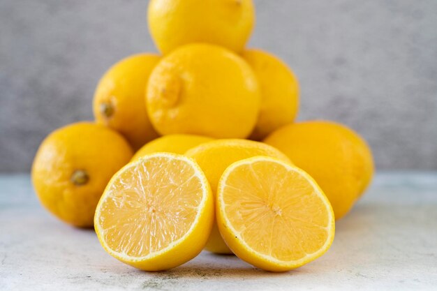 신선한 레몬 돌 배경에 반 자른 레몬을 닫습니다.