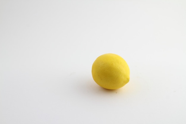Фото Свежий лимон на белом фоне один лимон крупным планом на белом фоне
