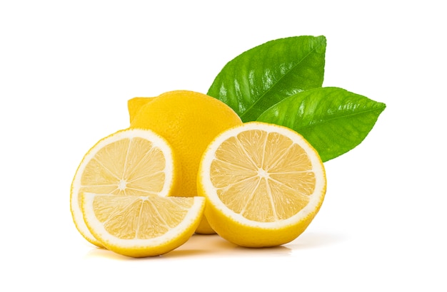 Свежий лимон с листьями изолированы.