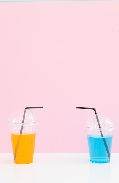 Photo fresh lemonade cocktail on color background cocktail in plastic cup