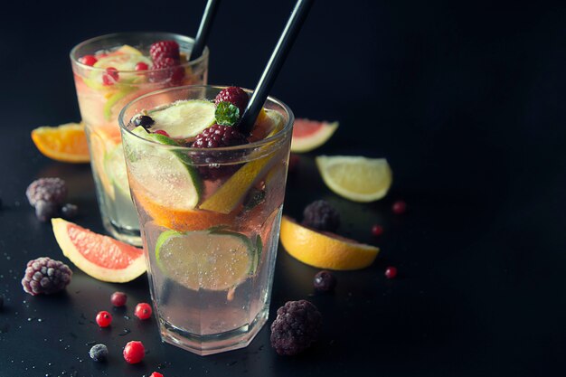 Limonata fresca o cocktail con limone, lime, arancia e pompelmo.