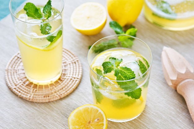 Foto limonata fresca con menta in bicchieri