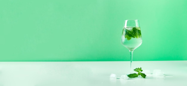 Limonata fresca con menta in bicchieri