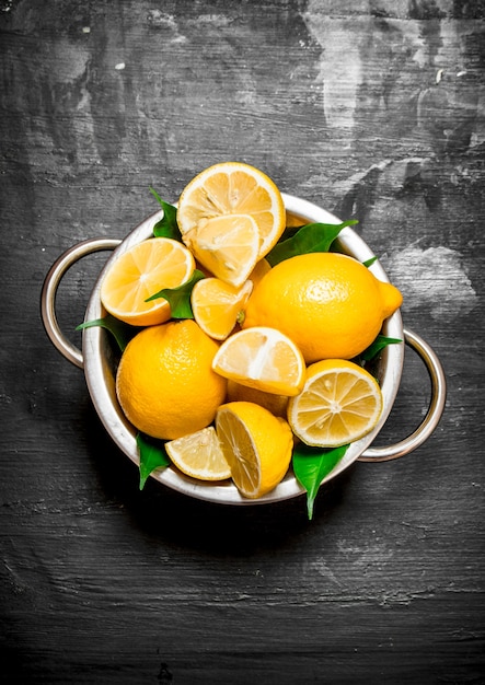 Fresh lemons in a bowl.