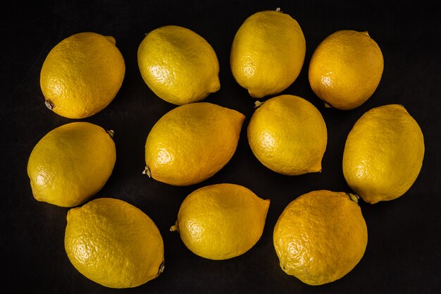 Свежие лимоны на темном фоне
