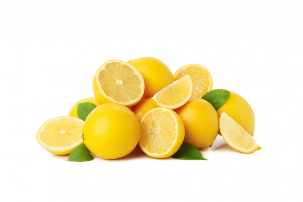 分離した新鮮なレモン。熟した果物