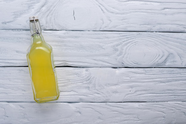 Photo fresh lemons and lemon juice on a wooden background top view free space for your text