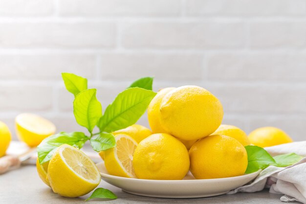 Фото Свежие лимоны с лимонными листьями