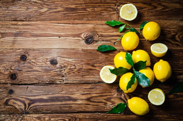 Photo fresh lemons on a wooden table