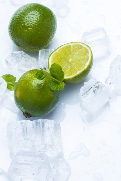 Foto frutta fresca alla lime e menta