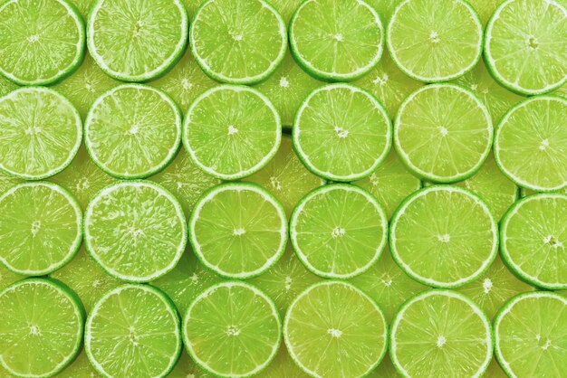 Fette di lime fresche come sfondo.