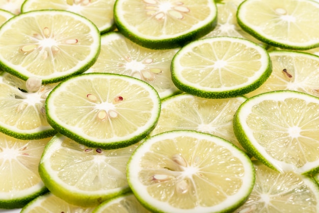 Photo fresh lime slices background